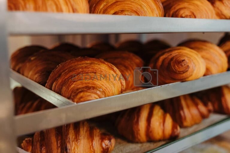 des croissants chauds dans une boulangerie