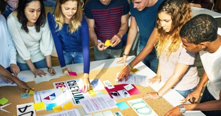 des eleves collaborant autour dune affiche