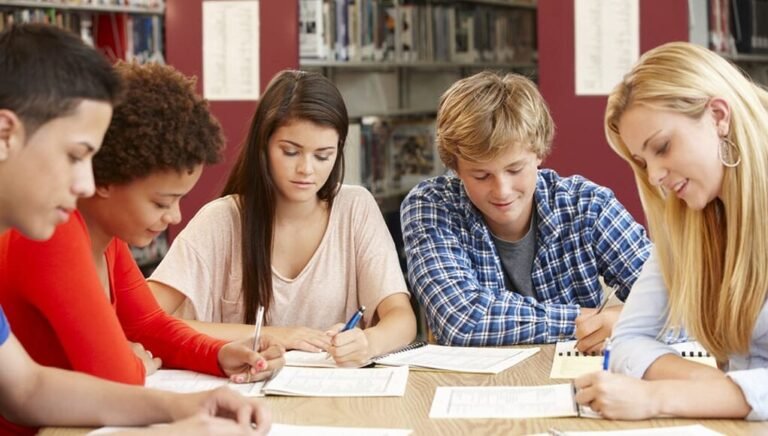 Comment participer à l'initiative "Notre École, Faisons-la Ensemble" 5 des eleves collaborant sur un projet scolaire