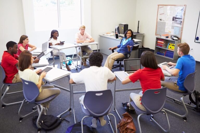Quelle option choisir en seconde pour réussir son parcours scolaire 39 des eleves en classe en pleine discussion