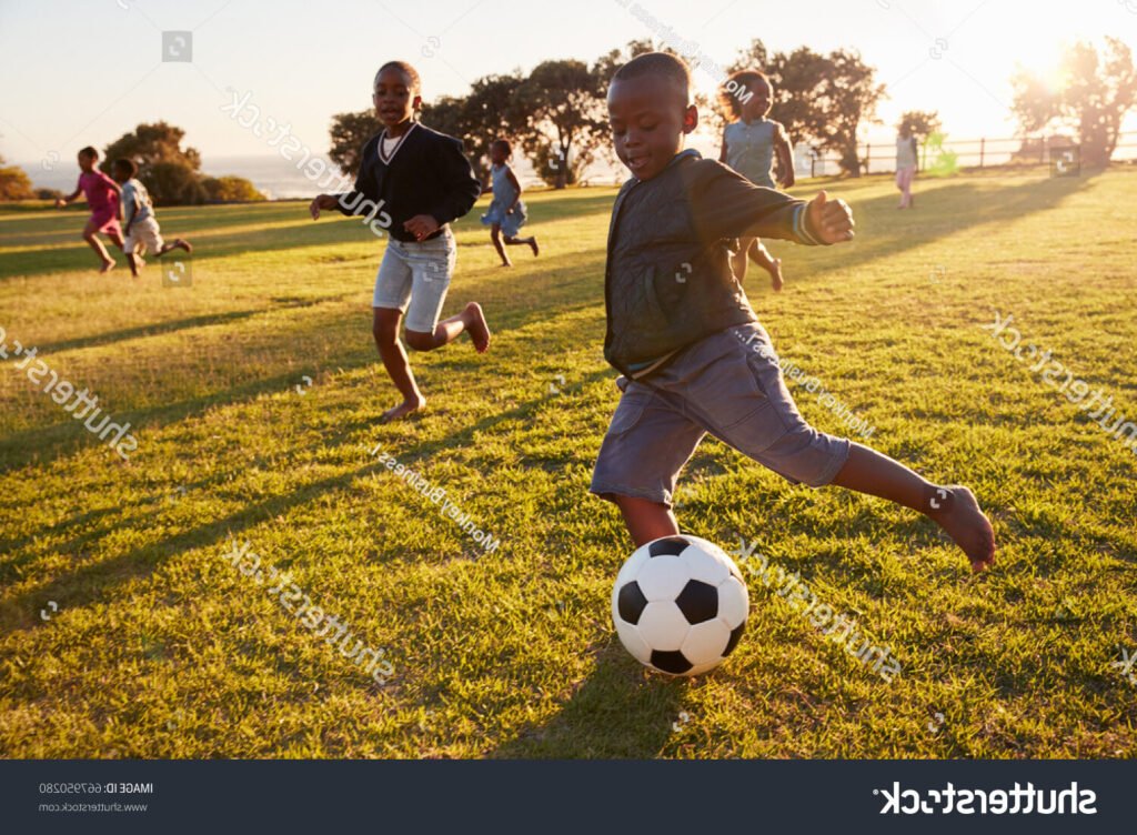 Quel lycée propose des études sportives en football en Rhône-Alpes 1 des eleves jouant au football sur un terrain