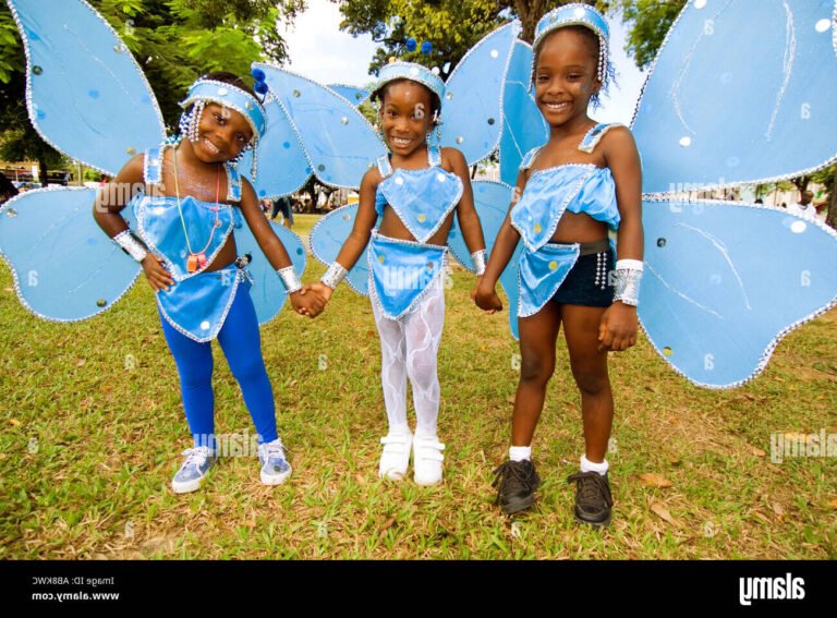 des enfants en costumes colores au carnaval