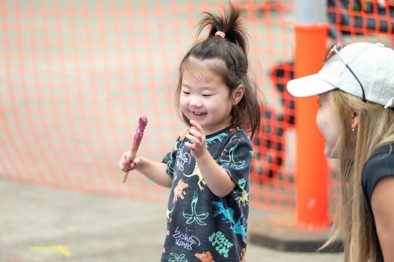 des enfants en pleine activite creative