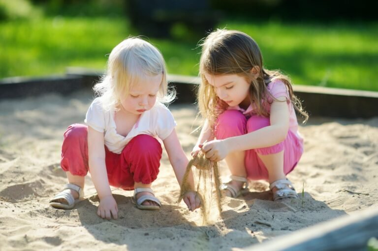 Quelles activités peut-on faire aux dunes de sable rose de Coral Pink, Utah 7 des enfants en train de jouer dans le sable
