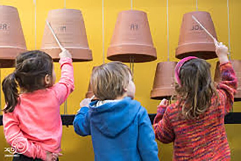 Qui est là dans le jeu d'enfance "Cric Crac" 18 des enfants jouant a cric crac