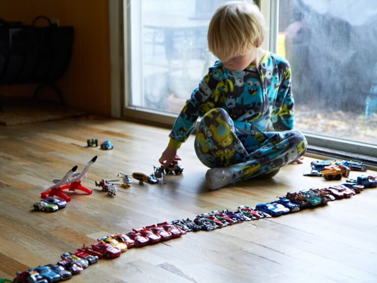 Quel est l'intérêt du garage ultime Hot Wheels pour les enfants 8 des enfants jouant avec des voitures hot wheels