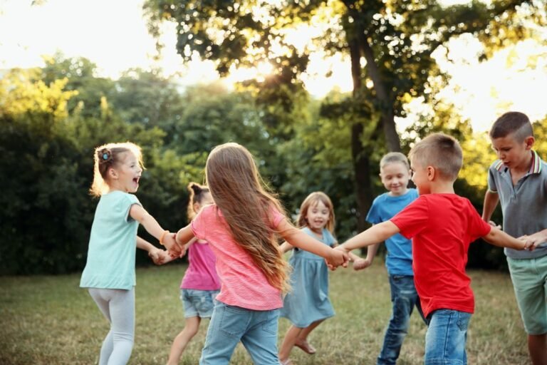 des enfants jouant ensemble avec bienveillance