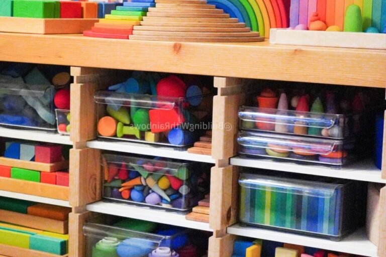 des etageres colorees avec des jouets