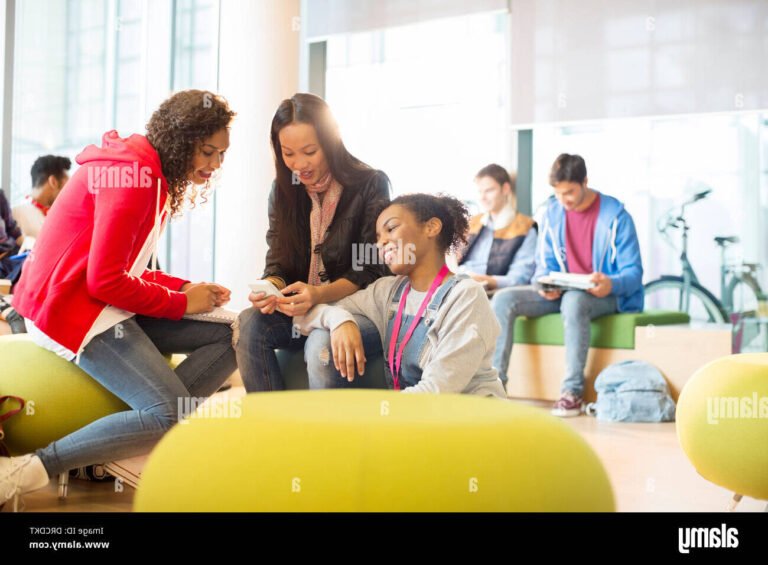 Comment le Salon du Lycéen et de l'Étudiant peut-il vous aider 38 des etudiants discutant a un salon
