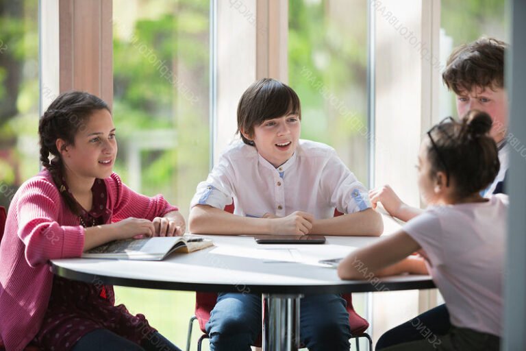 Quel métier choisir après une école de commerce 5 pistes à explorer ! 29 des etudiants discutant autour dune table