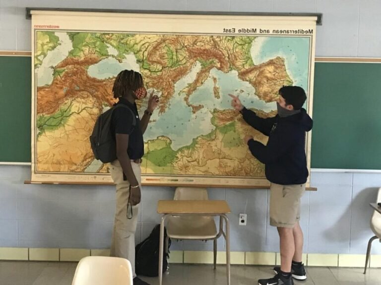 des etudiants en classe dhistoire geo