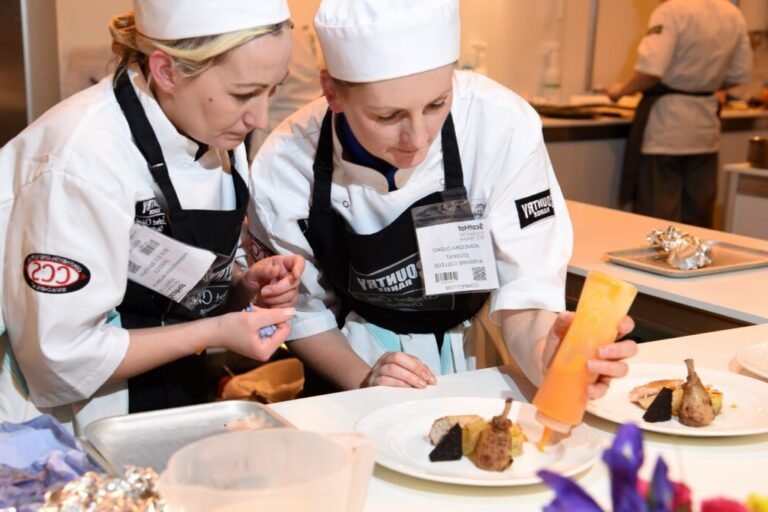 des etudiants en restauration en action