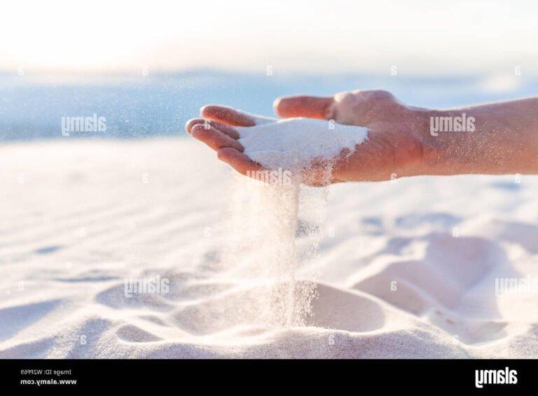 des grains de sable sechappant des mains