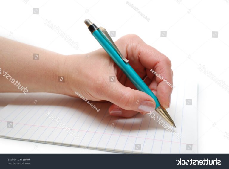 Comment maîtriser l'accord des participes passés avec ces exercices pratiques 6 des mains ecrivant sur un cahier dexercices