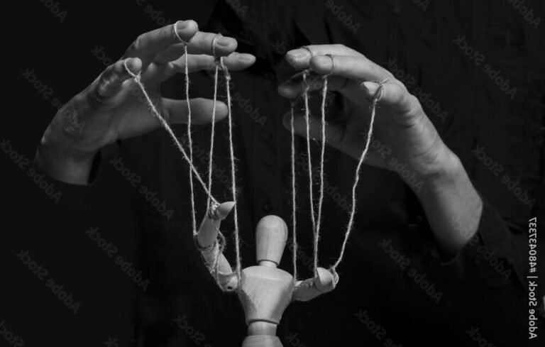 Comment Robert Cialdini explique-t-il l'influence et la manipulation 24 des mains manipulant des marionnettes 1
