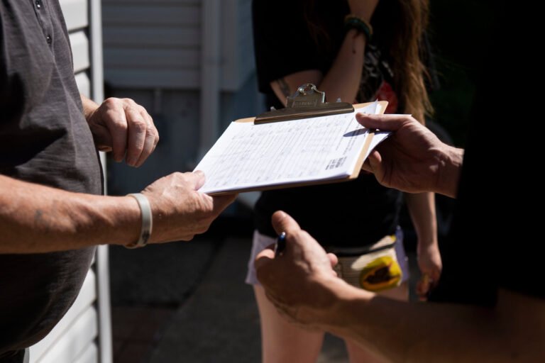Comment signer une pétition pour le sens des mots 13 des mains signant une petition ensemble