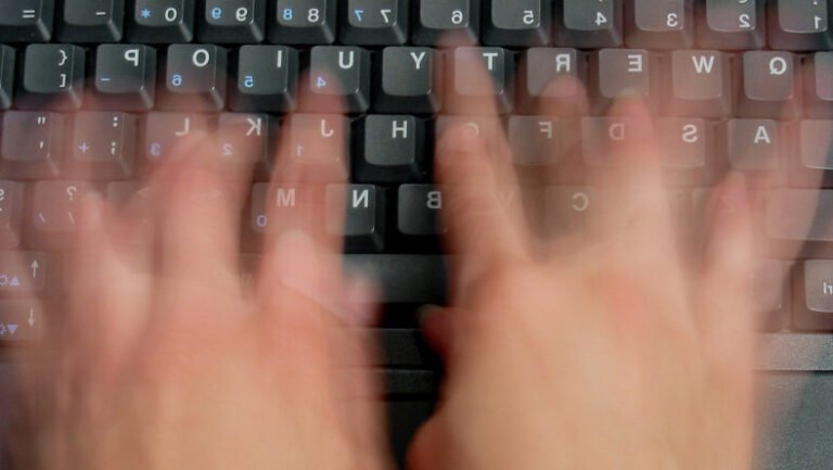 Comment améliorer votre vitesse de frappe au clavier avec des exercices 20 des mains tapant rapidement sur un clavier