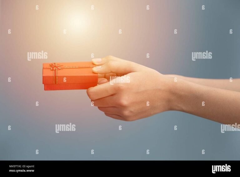 des mains tenant de petites objets precieux