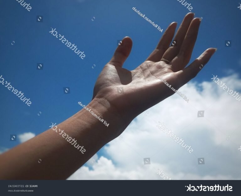 Qu'est-ce que la chanson "Bring Me a Higher Love" évoque vraiment 26 des mains tendues vers le ciel