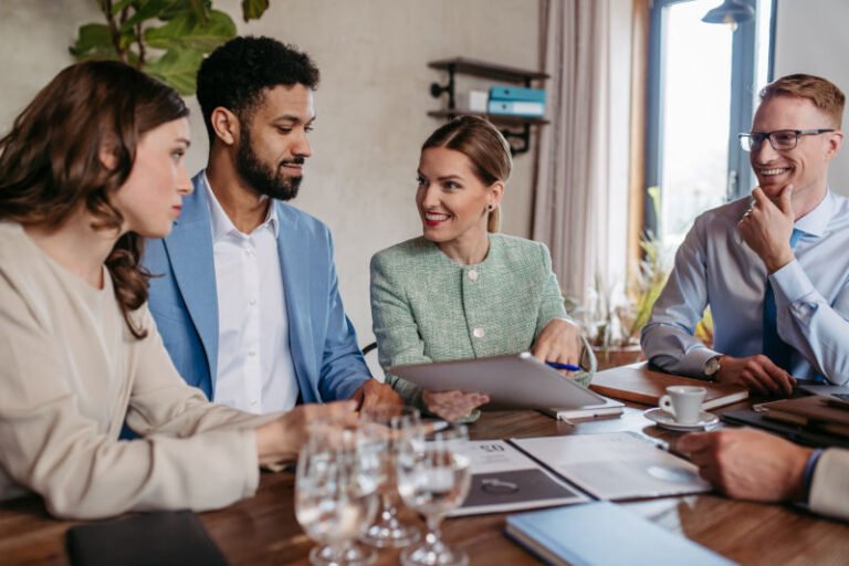 des membres dune association en reunion