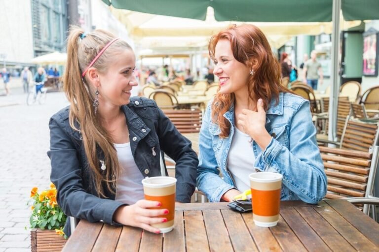 des personnes discutant en allemand