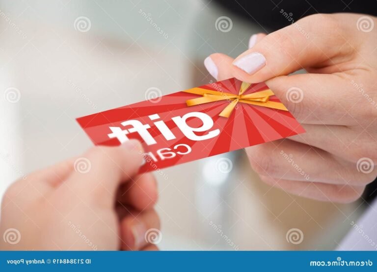 des personnes echangeant des cheques cadeaux