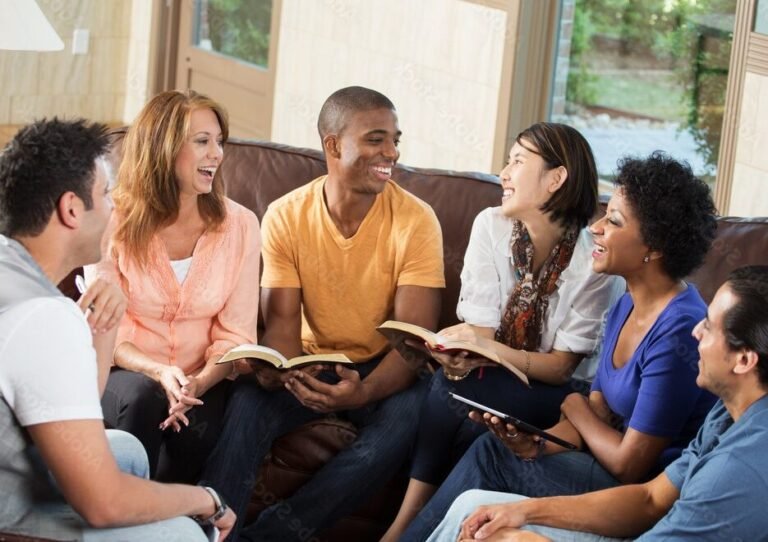 des personnes lisant ensemble en groupe