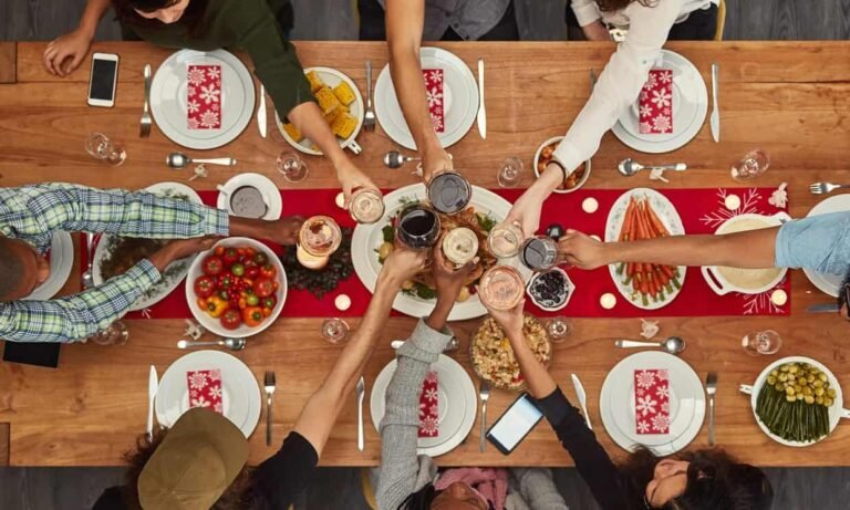 Comment rejoindre mille et un repas : opportunités de recrutement 2 des personnes partageant un repas convivial