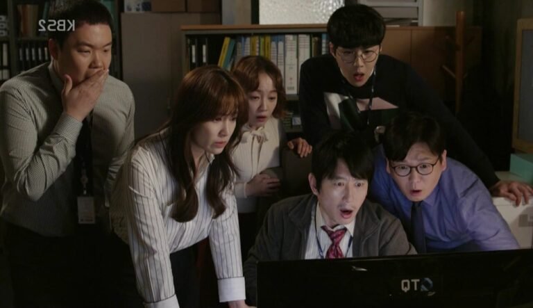 des personnes regardant un drama coreen ensemble