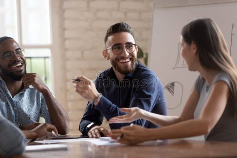Comment se faire des amis facilement et créer des liens durables 12 des personnes souriantes en train de discuter 1