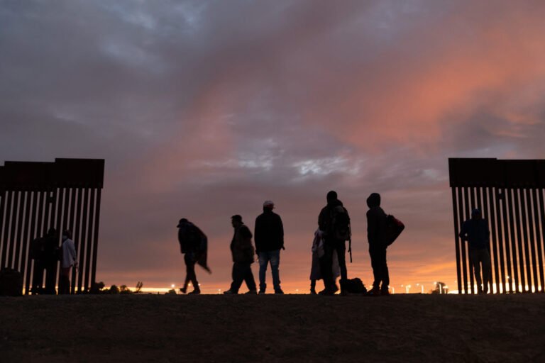 des silhouettes dimmigrants a la frontiere