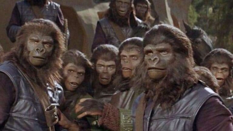 des singes evoluant dans un monde futuriste