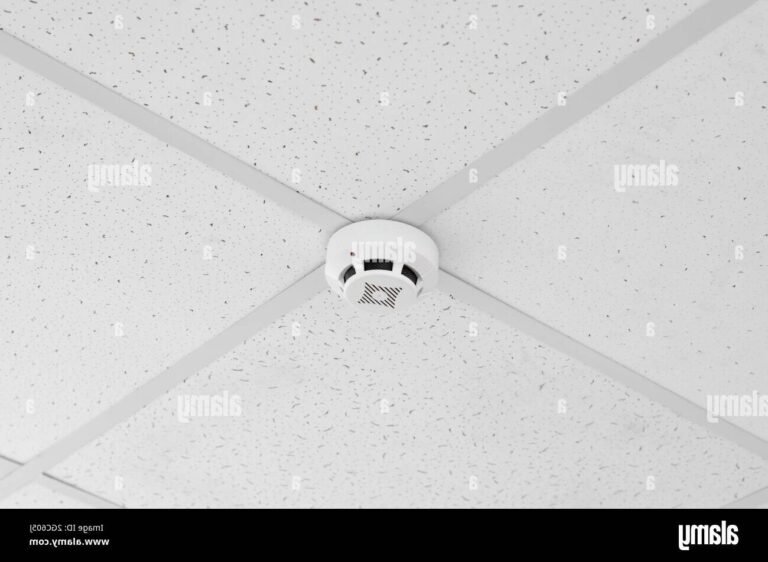 Où faut-il installer un détecteur de fumée pour une efficacité optimale 2 detecteur de fumee installe au plafond