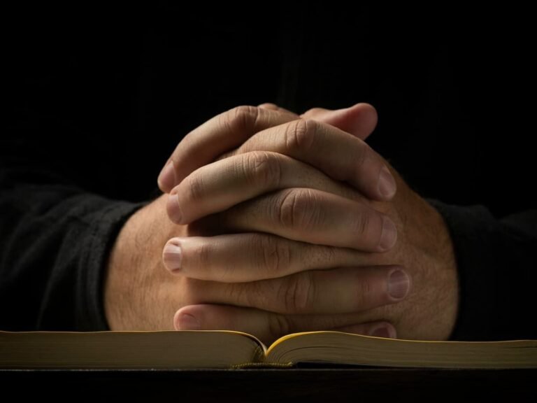 Quelles sont les étapes à suivre pour un divorce après une rupture de vie commune 36 deux mains se separant symboliquement