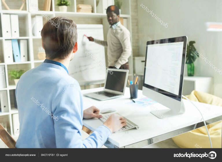 deux personnes collaborant dans un bureau moderne