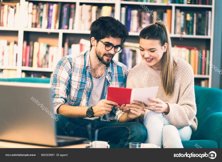 deux personnes lisant ensemble un livre