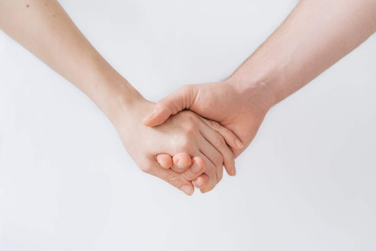 deux personnes se tenant la main