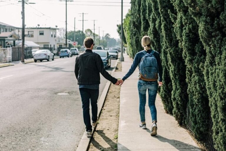 Pourquoi "Elles s'aimaient très très fort" est-il un livre touchant 39 deux silhouettes se tenant la main emues