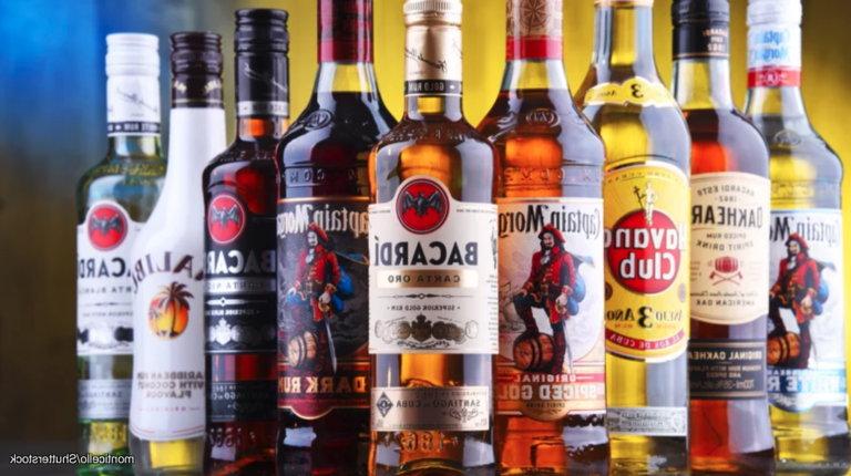 differentes bouteilles de rhum sur une table