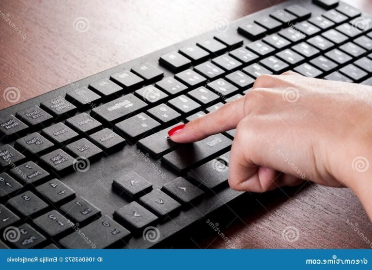 doigt sur clavier en action dynamique