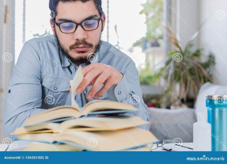 Quelle méthode efficace pour apprendre ses leçons au collège 14 eleve concentre avec des livres ouverts