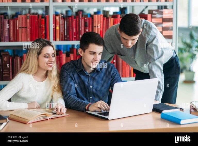 eleve etudiant avec livres et ordinateur