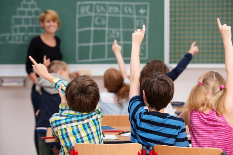eleves en classe avec des jouets educatifs