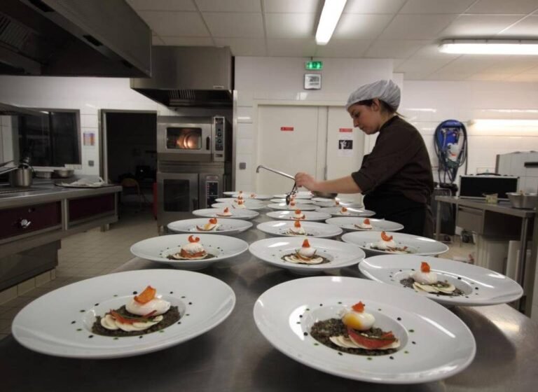 eleves en cuisine au lycee hotelier