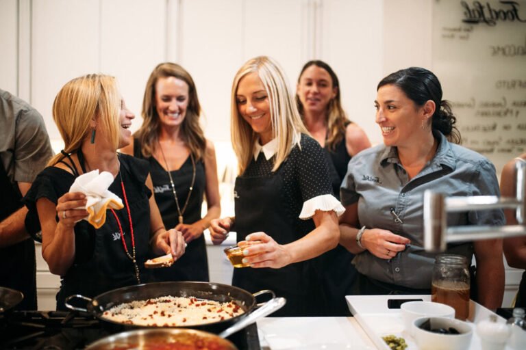 eleves en cuisine pendant un cours du soir