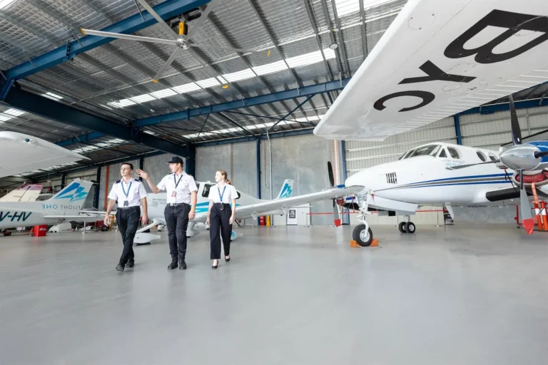 eleves en formation aeronautique dans un hangar