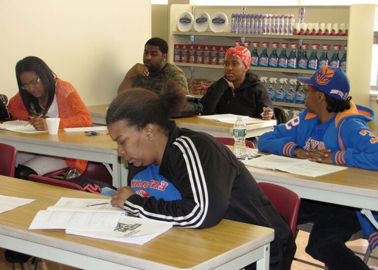 eleves en formation dans un magasin