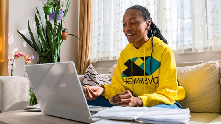 Le CNED Est-Il Payant Pour Tous Les Cours Proposés En Ligne 1 eleves en ligne devant un ordinateur