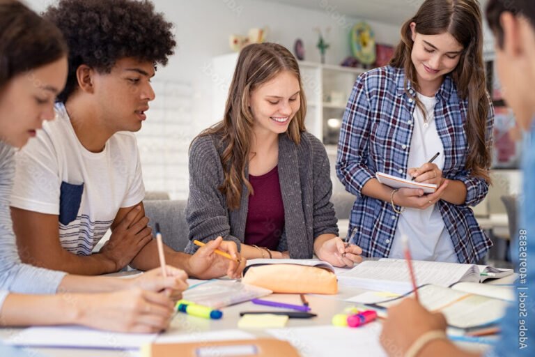 Comment bénéficier d'une aide aux devoirs au collège 25 eleves en train detudier ensemble