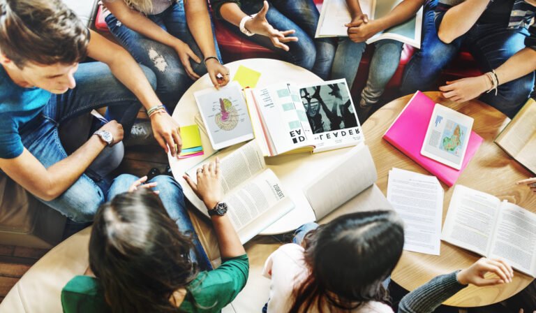 eleves resolvant un probleme en groupe